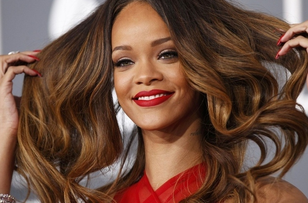 Rihanna visar vad hon kan göra med sitt hår.